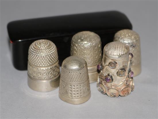 Five various silver thimbles and a Chinese hardstone seal in fitted horn box with sliding cover.